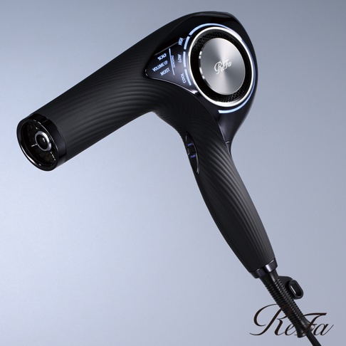 ReFa BEAUTECH DRYER PRO 智能吹風機 PRO，黑色機身，帶有紋理的握把，頂部有可調節風力與溫度的 LED 顯示控制面板，中央為銀色圓形 Logo 標誌。