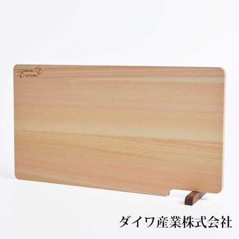 日本製超薄檜木砧板，淺木紋，表面有「CASUAL KITCHEN」品牌標誌，底部有木製支架。