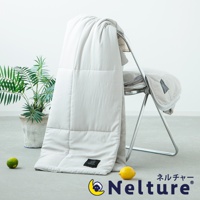 淺灰色五層散熱涼感單人被，表面為格紋縫線，右下角有黑色品牌標籤。被子搭在金屬椅背上，一旁有綠色盆栽和兩個檸檬。