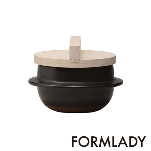 日製萬古燒一合炊飯鍋，黑色陶製鍋身，配有原木色木蓋及提把。