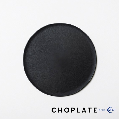 CHOPLATE 兩用砧板盤，22公分，霧黑色，表面帶有紋理，材質為塑膠。