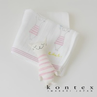 白色有機棉布料上印有粉色條紋和可愛貓咪圖案，搭配一個相似設計的白色貓咪造型有機棉抓握玩偶，玩偶身上有粉色條紋和點狀印花。