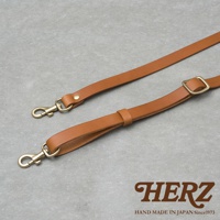 兩條棕色皮革提把，配有金色鉤扣和可調節扣環，展示於灰色背景上。