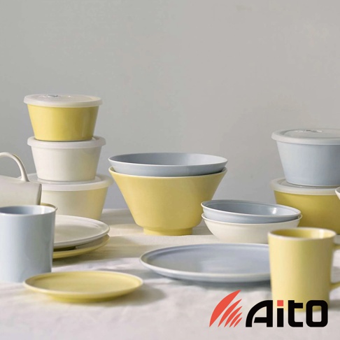 多個 Ciel 美濃燒附蓋保鮮碗堆疊，顏色包含淡黃、白色與淡藍。碗身圓潤，風格簡約素雅，搭配白色密封蓋。部分碗盤、馬克杯也呈現在畫面中。