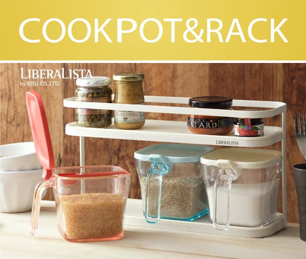 LIBERALISTA調味料收納架，擺放著多個玻璃罐裝的調味料，架子下方有兩個帶蓋的透明儲物盒。
