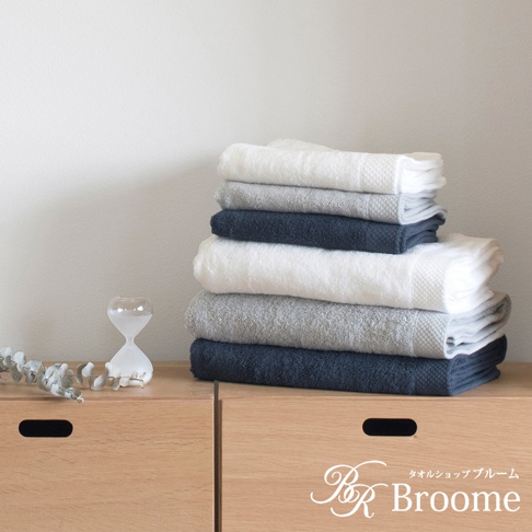 一疊今治純棉菱紋長毛巾，包含白色、淺灰色、深藍色，質地柔軟，吸水力佳。