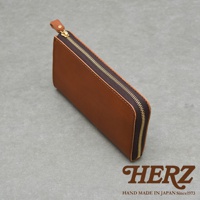 職人手作皮革Organ大容量拉鍊長夾，焦糖棕色，拉鍊開合，附有品牌標誌HERZ，日本手工製造。
