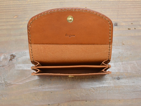 職人手作皮革Organ商務用名片夾 (GS-36)，深棕色皮革，手工縫線，金色銅釦，打開狀態，內部可見多個夾層，品牌Logo燙印。