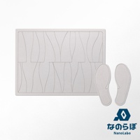 NANOLABO 品牌組合，包含 UB 珪藻土瞬間吸水地墊和鞋靴除濕墊，展示品為白色的珪藻土地墊，上方有凹槽設計，旁邊擺放兩片白色的鞋靴除濕墊，右下角有 NANOLABO 藍色菱形標誌和日文及英文品牌名稱。