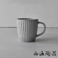 灰色陶瓷馬克杯，杯身帶有垂直凹槽紋理，配有彎曲的把手。