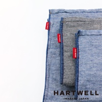 今治復古丹寧風雙織柔感浴巾，展示兩款顏色，帶有紅色「DENIM STYLE」織標，材質為雙織紋理。