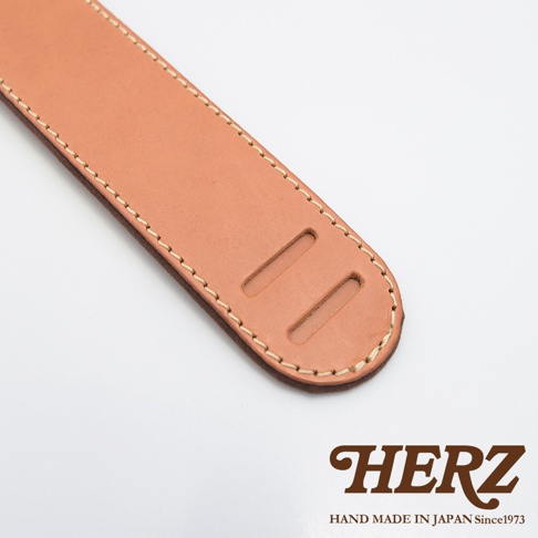 職人手作皮革Big肩墊，淺棕色皮革，雙層結構，以米白色縫線車邊，末端有兩條長形開口，背面為深棕色絨面皮革。