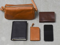 収納例:ブックカバー(GS-40)、カードポケット付きキーケース(GS-60)、マチ付き二つ折り財布(GS-16)、スマートフォン。