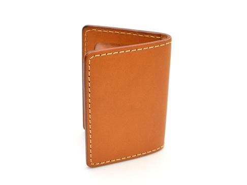 淺棕色皮革雙折票券收納夾，邊緣有手工縫線，設計簡潔。