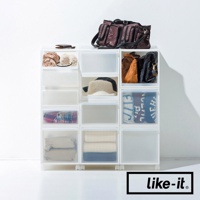 like-it 品牌的可堆疊抽屜式收納箱，展示了不同尺寸的抽屜，收納了衣物、帽子和包款。