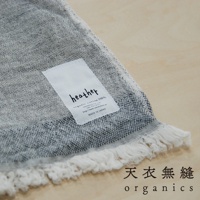 HEATHER有機混紡棉質感流蘇浴巾，素面，灰色調，帶有白色流蘇邊緣。產品上有品牌標籤，標明「organic cotton 100%」及「MADE IN JAPAN」。