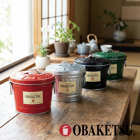 OBAKETSU手工製多功能迷你桶，有紅色、銀色、黑色及綠色四款，擺放在木桌上，背景為窗戶灑入陽光，展示其日製高品質與簡約設計。