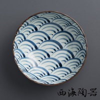 波佐見燒職人手繪兩件式丼飯碗，碗身內外皆飾有藍色漸層的波浪紋，碗緣為銅色。