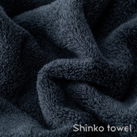 Landwell Hotel 泉州精繡長纖匹馬棉毛巾，深藍色，特寫毛巾柔軟蓬鬆的織紋。