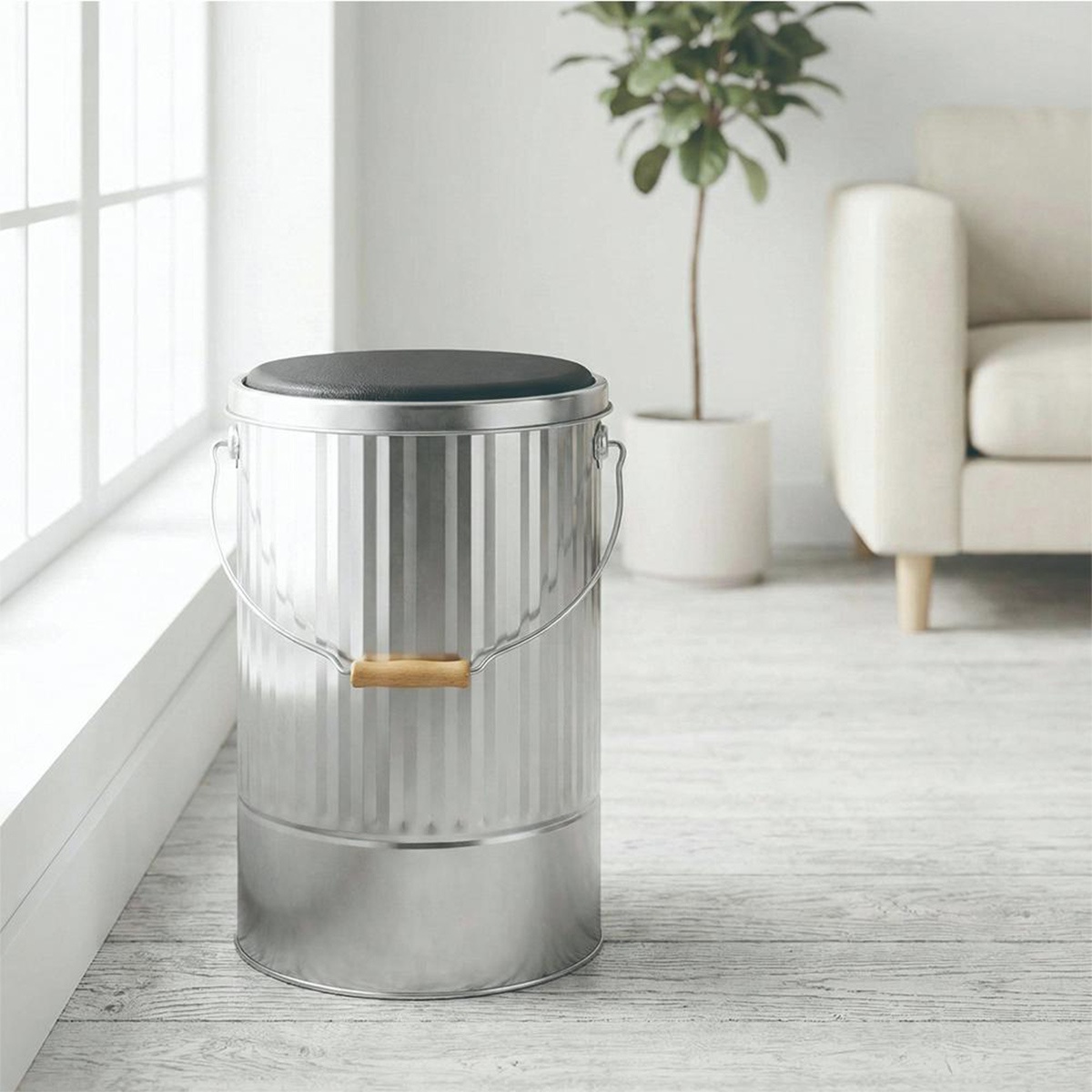 OBAKETSU 品牌的手工製凳子儲物桶，採鍍鋅鋼板製成，設有木質提把，可作為椅子與收納用途。