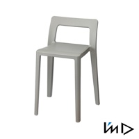 淺灰色塑膠一體成型短背椅凳，四腳設計，椅背帶有長方形鏤空。