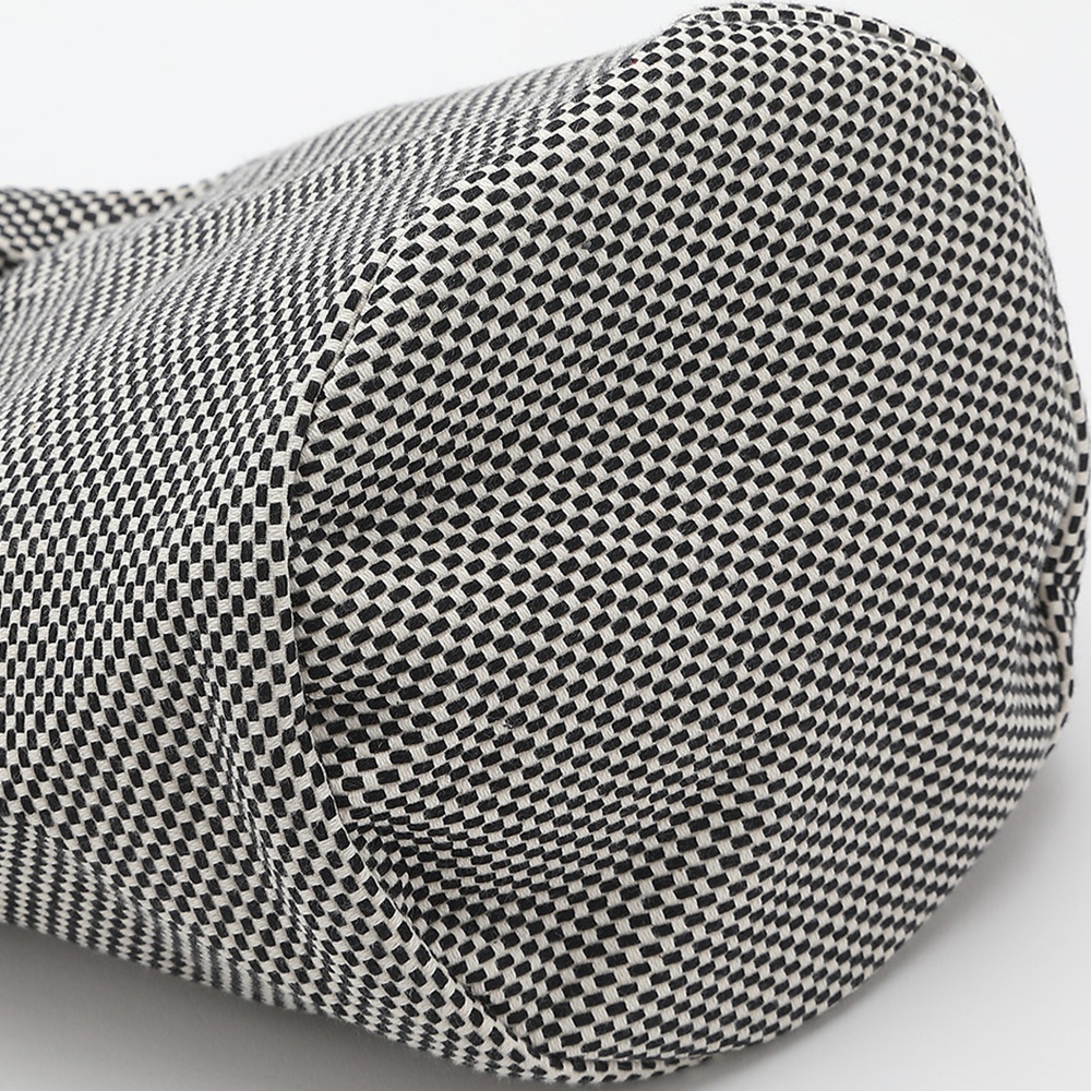 三河木綿刺子織圓底水桶包，以黑白格紋布料製成，呈現經典的格紋圖案。