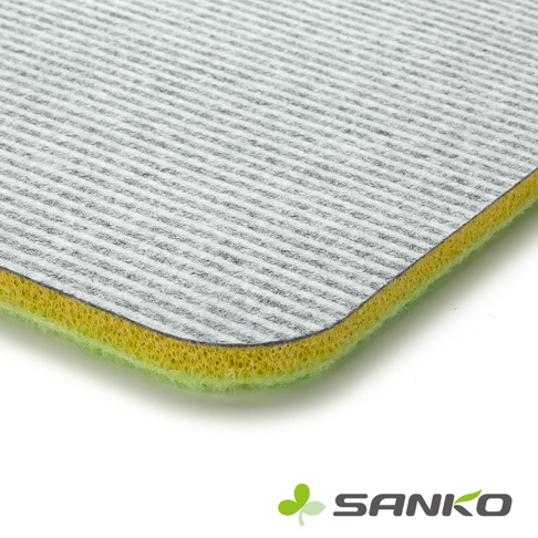 迷你海綿洗衣板，表面為灰色條紋織物，底部為黃色海綿層，邊緣有綠色包邊。