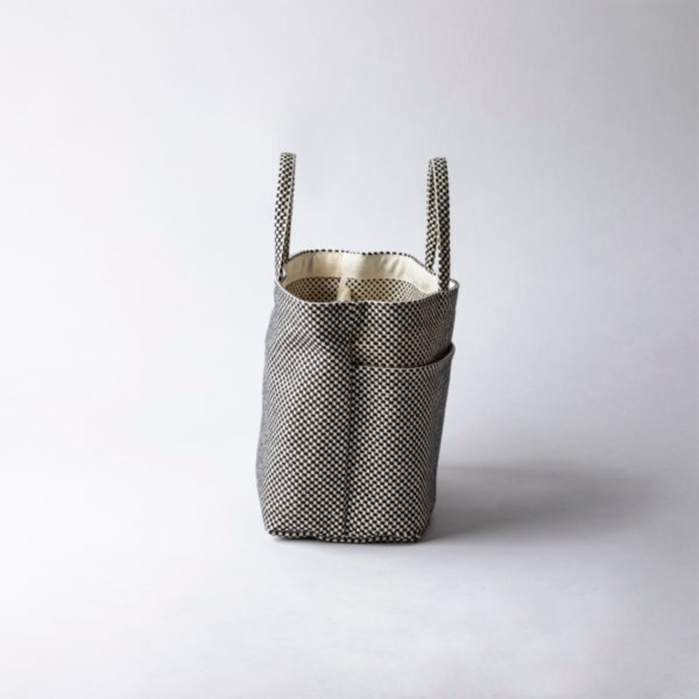 三河木綿刺子織多口袋托特包，黑白棋盤格紋，帆布材質，有兩個提把，包身兩側有外部口袋。