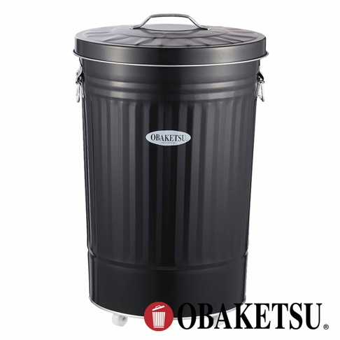 OBAKETSU 手工製附輪垃圾桶，黑色金屬材質，帶有提把的圓頂蓋，上面印有 OBAKETSU 商標。