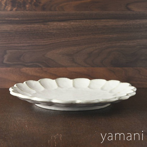 白色陶瓷主食盤，邊緣有六瓣花型紋飾，盤面帶有粉引釉色，整體呈現樸實質感，尺寸為 27 公分。