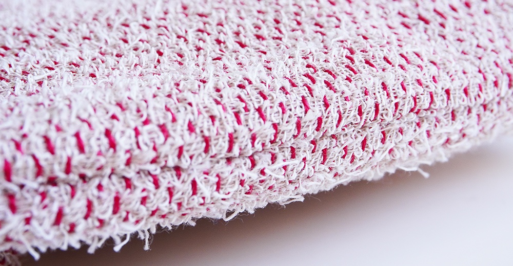 紅色與白色交織的布料紋理細節，呈現立體織紋。