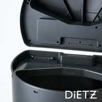 深灰色塑膠自動感應靜音垃圾桶，打開的蓋子內側有感應器和金屬觸點，垃圾桶內部空間可見，底部有品牌標誌。