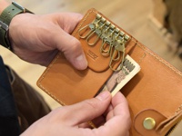 6連タイプ(N)ですと、金具の下にお札を入れることもできます(三つ折り、四つ折りでの収納となります)。