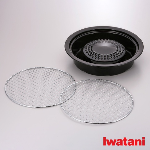 卡式爐專用網狀烤盤，包含一個黑色圓形烤盤主體，內部有黑色圓形導熱盤，側邊擺放兩個銀色金屬網狀烤盤。