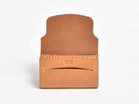 一個打開的淺棕色皮革迷你卡片收納夾，帶有兩個夾層，正面中央壓印有「HERZ MADE IN JAPAN」字樣，使用米白色縫線。