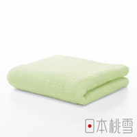 一條淡綠色的今治超長棉毛巾，質地柔軟，折疊整齊，在白色背景上。