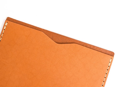 職人手作皮革存摺文件收納夾，採用淺棕色皮革，表面光滑，邊緣有縫線車縫，設計簡約。