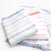 今治小花毛巾，白色底布，織有藍色、薄荷綠、粉色和橘色的條紋，以及藍色圓點滾邊。