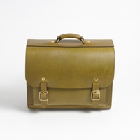 一個綠色皮革製成的橫式手提包，帶有兩個前袋和一個提把。