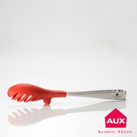 UCHICOOK 不沾桌快手料理夾，紅色矽膠夾頭設計，搭配不鏽鋼夾身，可輕鬆夾取食物，適用於各式料理。