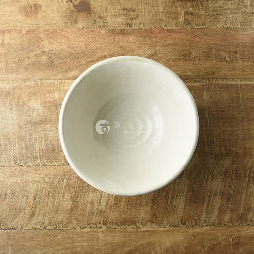 六魯粉引丼碗，16公分，米白色陶瓷，寬口深碗，碗內有日文品牌標誌。