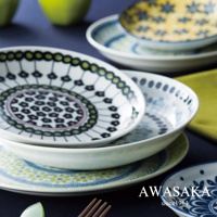 數個 Pottery Field 歐風淺湯盤堆疊，湯盤上飾有黑、綠、粉紅、藍色系的幾何圖案或花卉圖案，材質為陶瓷。