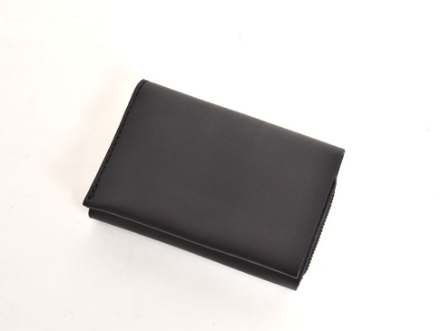 職人手作皮革中型雙折短夾 (WS-10)，黑色皮革，簡約設計，車縫線清晰，質感細膩。