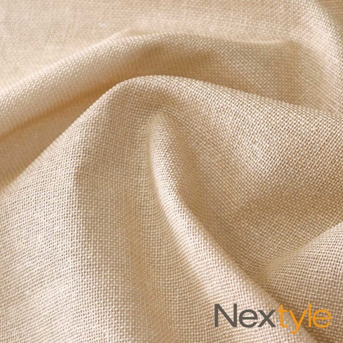 淺米色亞麻布料，紋理細緻，布料有自然褶皺，適合製作門簾。