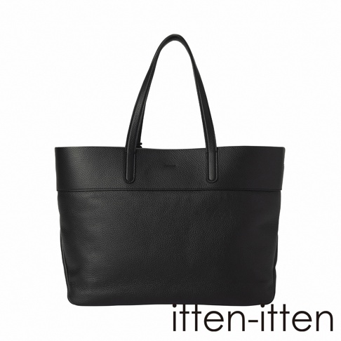一款 itten-itten 品牌的黑色義大利皮革托特包，外觀採用簡約的長方形托特包型設計，包身表面呈現細膩的荔枝紋理質感，搭配兩條修長的皮革肩背提把，整體風格俐落大方。圖片底部印有 itten-itten 的品牌名稱。