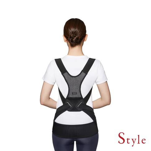 黑色BX Pro美姿調整背帶，加強款，採用網狀透氣材質和彈性綁帶設計，可穿戴於白色T恤外，用於支撐背部。