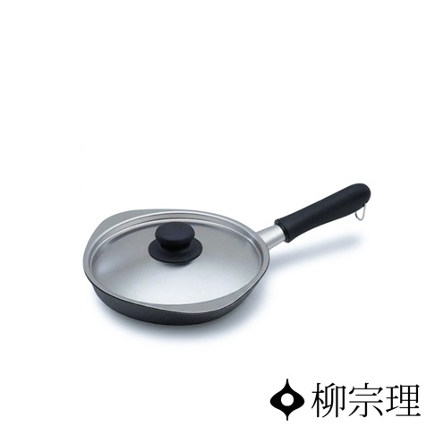 柳宗理雙網紋單手鐵鍋附透明鍋蓋，黑色長柄設計，鍋緣呈現獨特的弧形結構，右下角標註柳宗理品牌名稱與標誌。