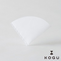 一張孤立的白色錐形咖啡濾布，由細緻的白色布料製成，邊緣有縫合線。濾布呈扇形展開，背景為純白色。右下角有黑色「KOGU」品牌標誌。