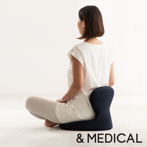 深藍色美姿正座椅，具有符合人體工學的曲線設計，提供良好支撐，適合盤腿坐姿。