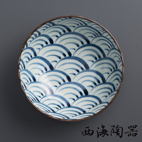 波佐見燒職人手繪兩件式丼飯碗，碗身內外皆飾有藍色漸層的波浪紋，碗緣為銅色。